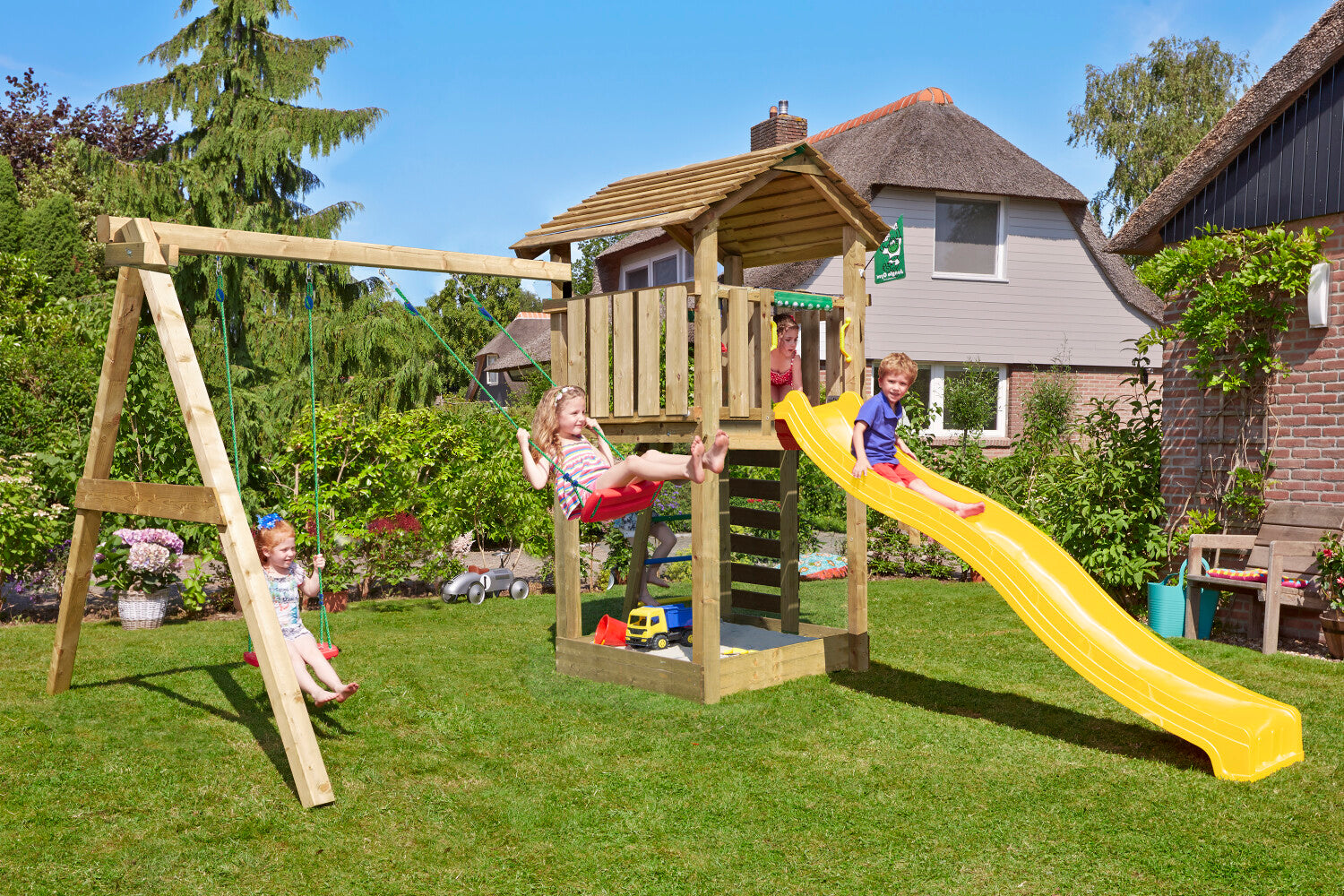 Jungle Gym - Legetårn Jungle Gym Cottage 2.1 m/2-Swing Modul 220 og gul rutschebane